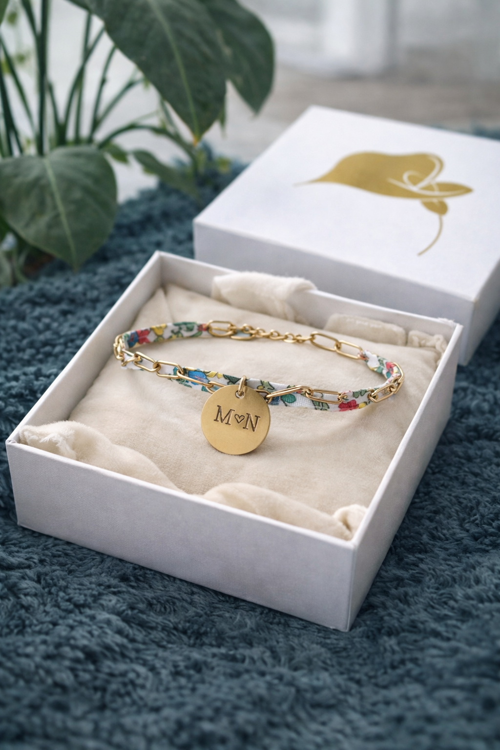 Personalizirana cvetlična zapestnica z zlatim obeskom