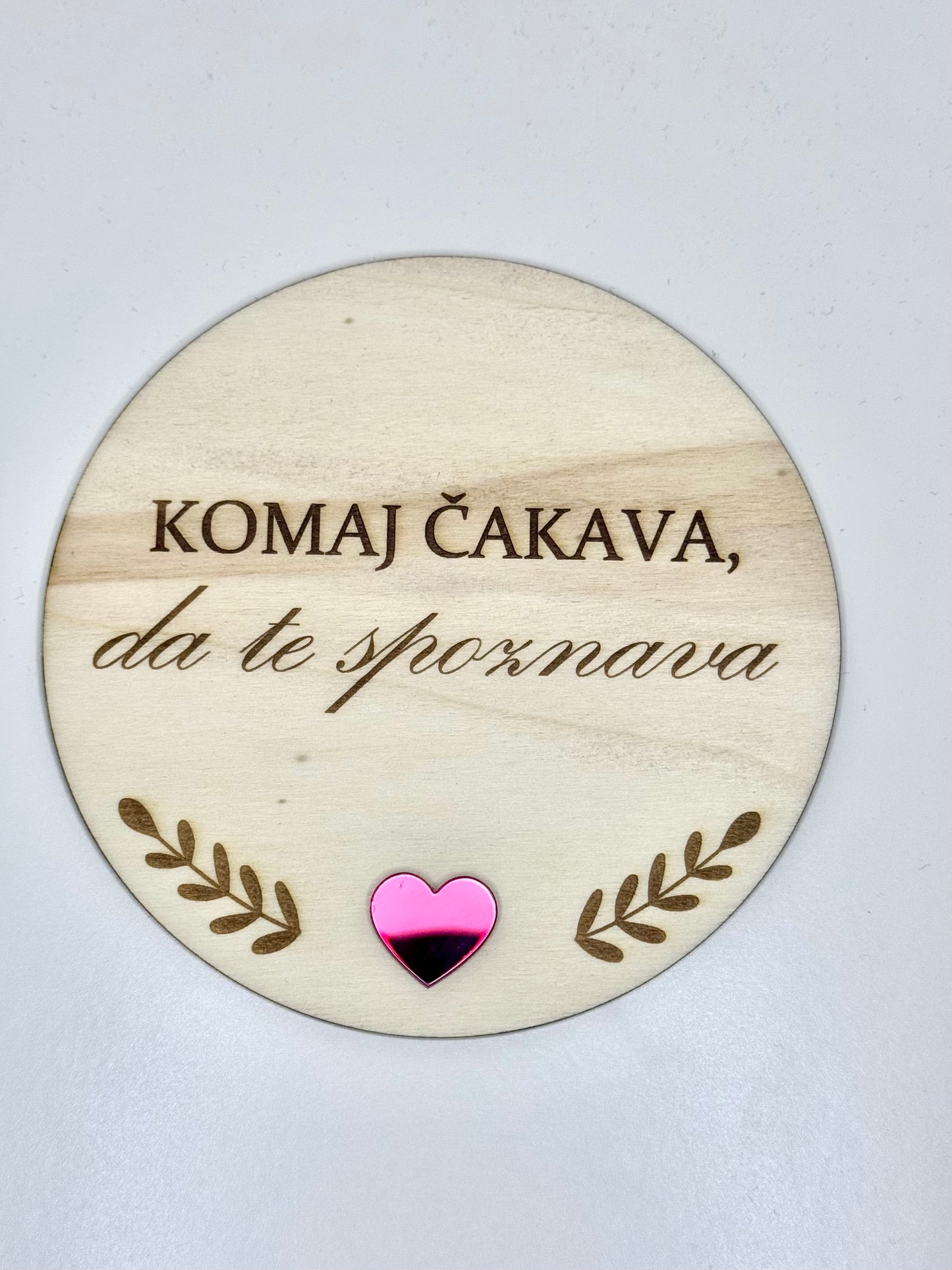 Ploščica “Komaj čakava, da te spoznava”
