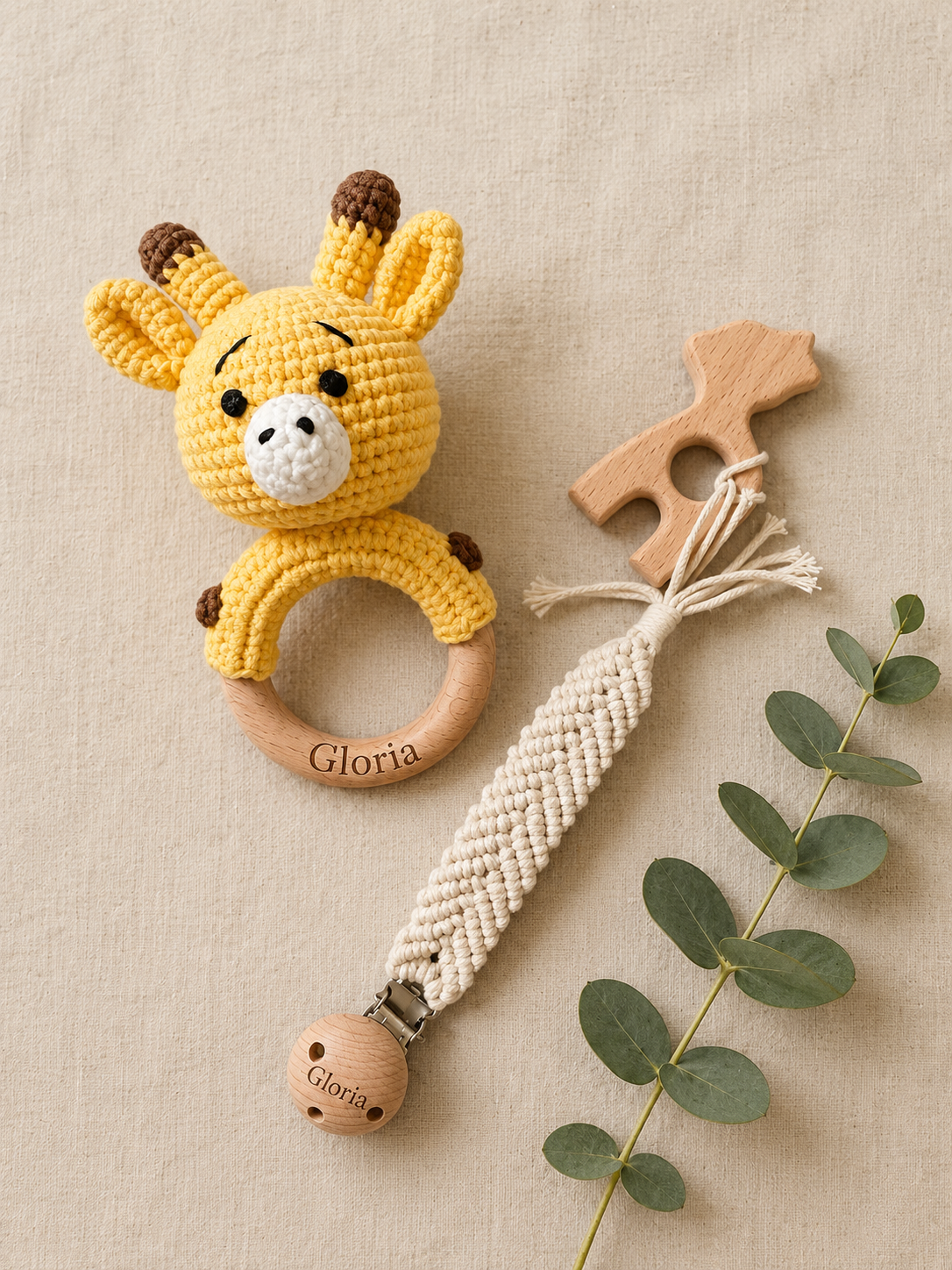 Personaliziran komplet za dojenčka – ropotuljica in priponka za dudo (žirafa)