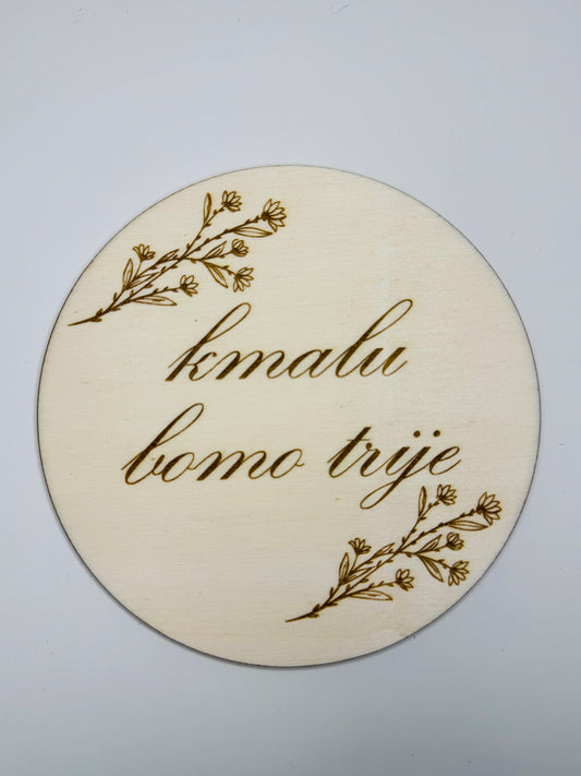 Tablica “Kmalu bomo trije”