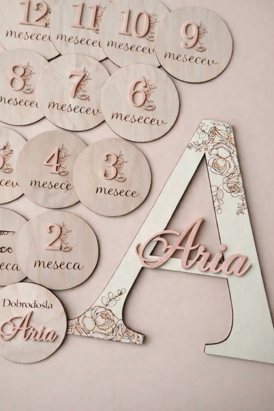 Personaliziran komplet (mesečni mejniki z veliko črko in imenom)